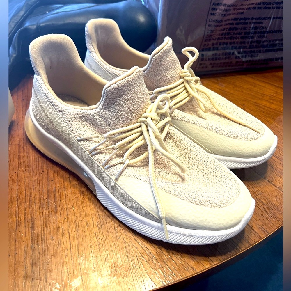 🩷La Sheelah cream athletic sneakers EUC